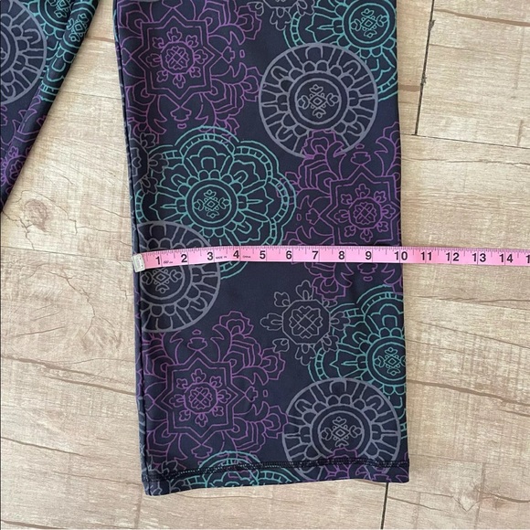 Athleta cropped wide leg yoga pants mandala pattern - Picture 11 of 12